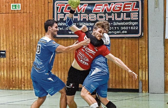 Felix Gschwend (Mitte) war von den Mundelsheimern – hier Jonas Harsch (links) und Moritz Hagel oft nur mit unfairen Mitteln zu stoppen. Foto: Leitner