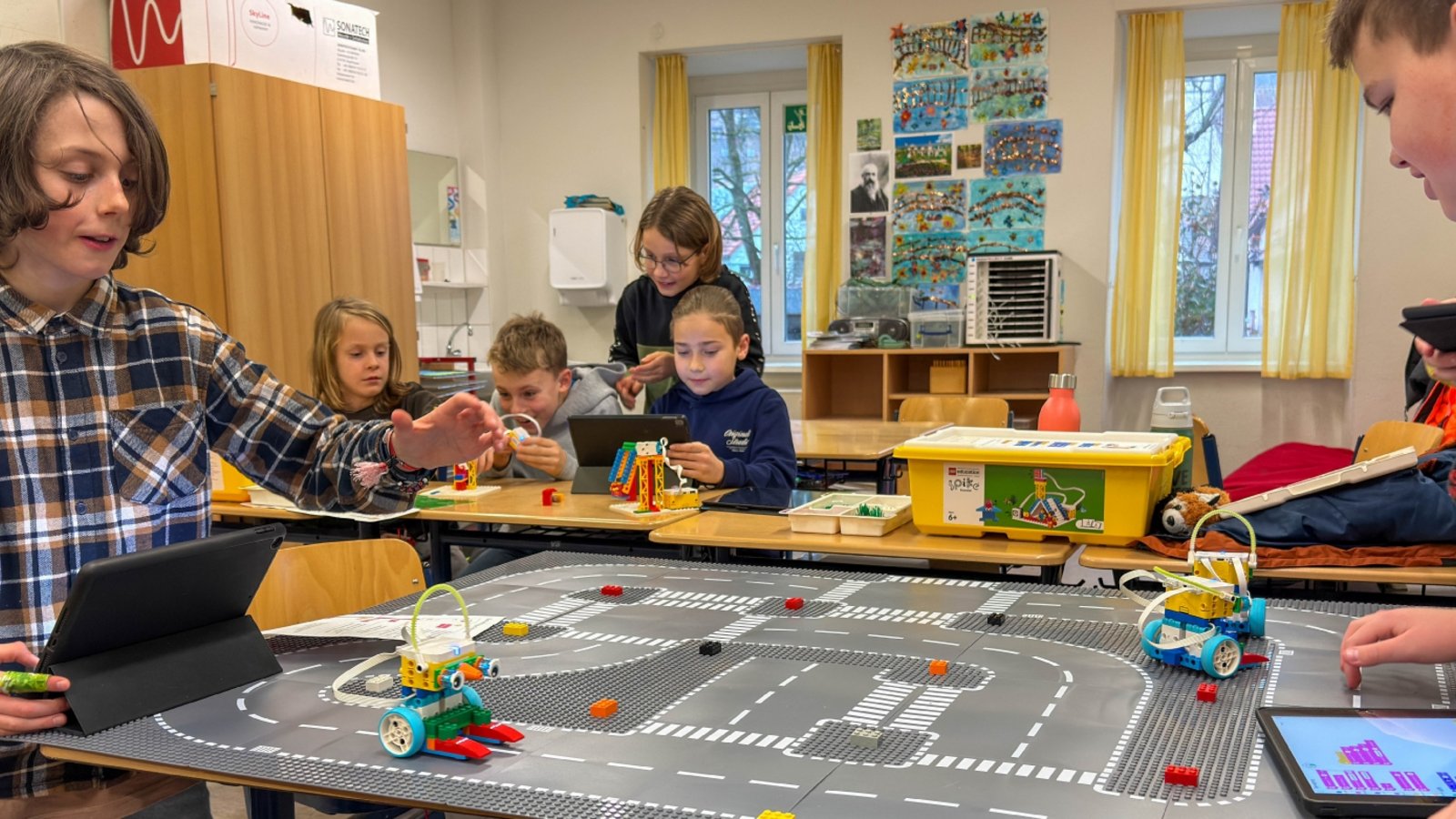 Auricher Grundschüler programmieren Roboter und überwachen den Erfolg. Foto: p
