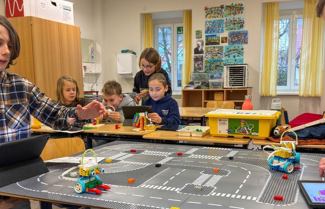 Auricher Grundschüler programmieren Roboter und überwachen den Erfolg. <span class='image-autor'>Foto: p</span>