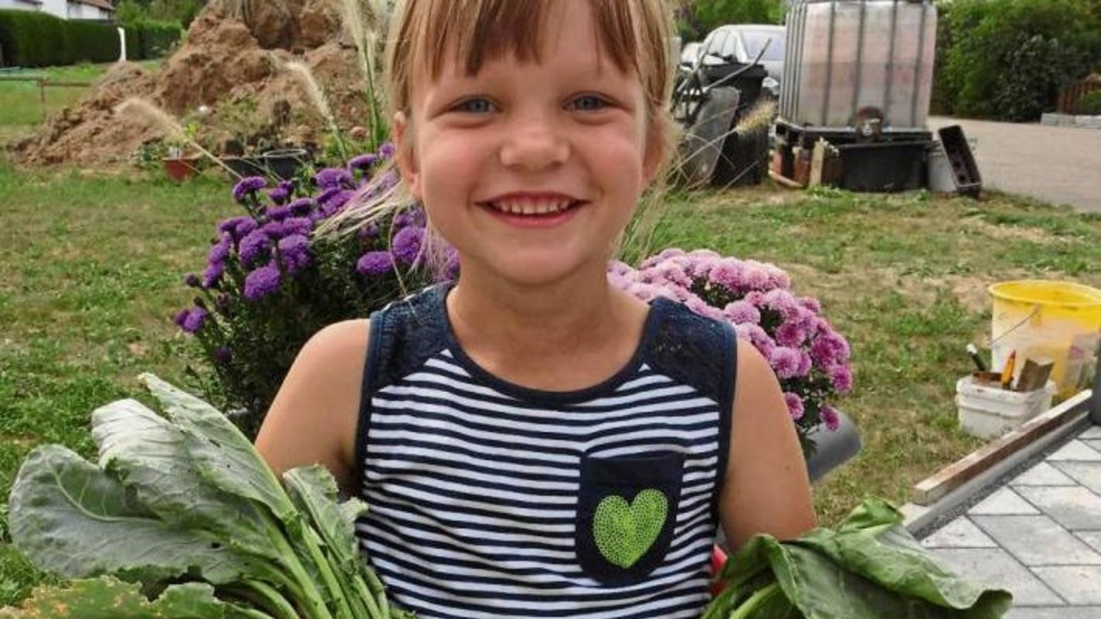Larissa Blessing aus Enzweihingen mit 2441 und 1821 Gramm schweren Kohlrabis, die im Garten von Uropa Gotthold Häcker in Hochdorf geerntet wurden. Foto: p Larissa Blessing aus Enzweihingen mit 2441 und 1821 Gramm schweren Kohlrabis, die im Garten von Uropa Gotthold Häcker in Hochdorf geerntet wurden. Foto: p