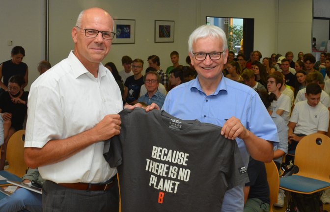 Schulleiter Stefan Ranzinger (links) begrüßte DUH-Chef Jürgen Resch in Bietigheim.  <span class='image-autor'>Foto: p</span>