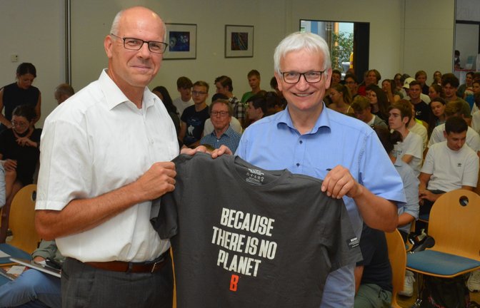 Schulleiter Stefan Ranzinger (links) begrüßte DUH-Chef Jürgen Resch in Bietigheim.  <span class='image-autor'>Foto: p</span>