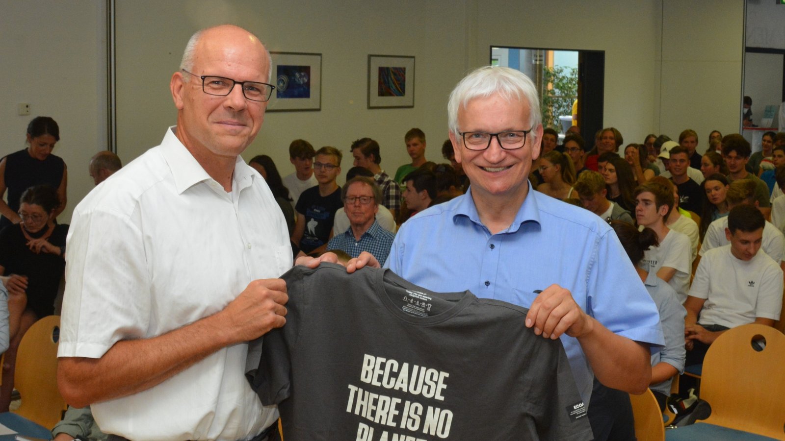 Schulleiter Stefan Ranzinger (links) begrüßte DUH-Chef Jürgen Resch in Bietigheim. Foto: p Schulleiter Stefan Ranzinger (links) begrüßte DUH-Chef Jürgen Resch in Bietigheim. Foto: p