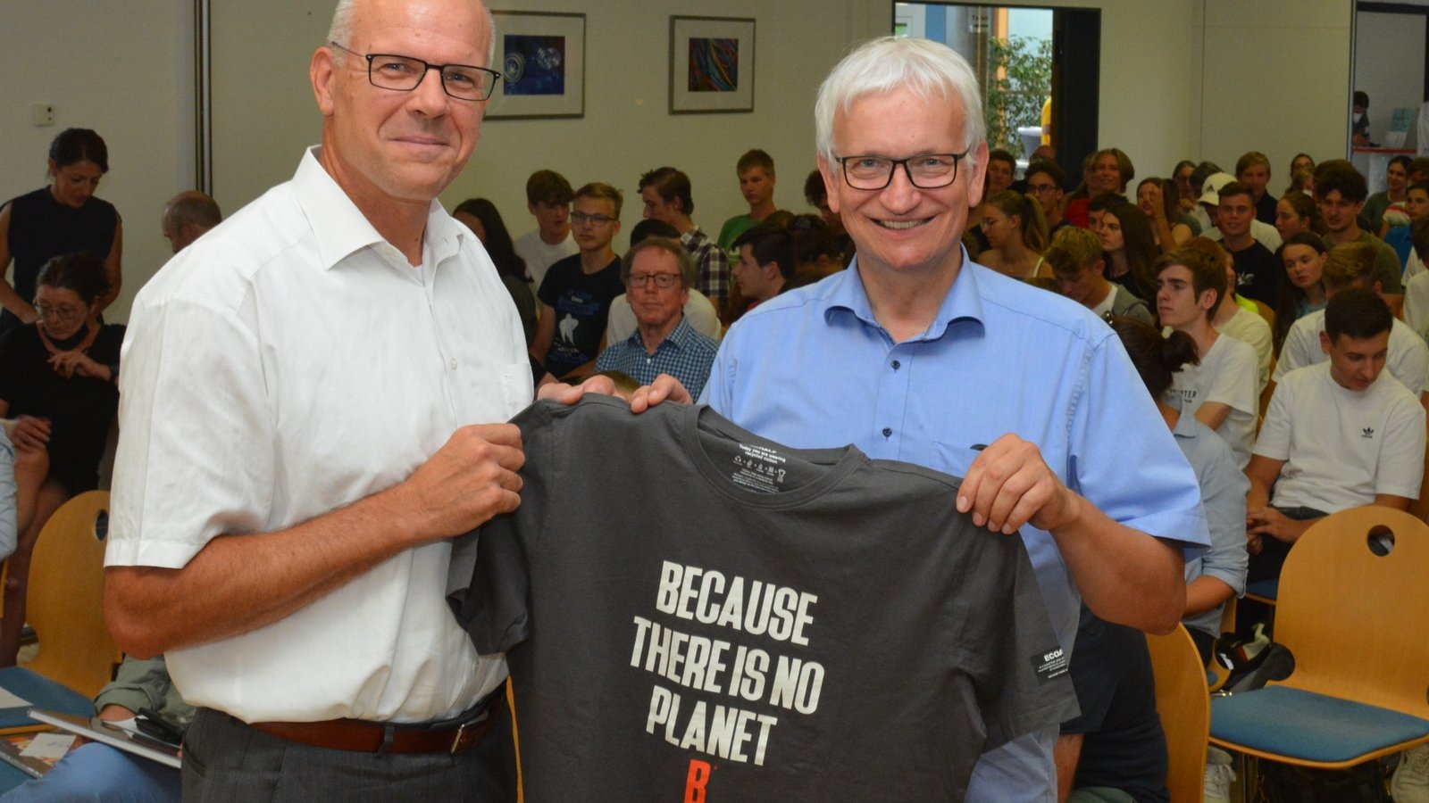 Schulleiter Stefan Ranzinger (links) begrüßte DUH-Chef Jürgen Resch in Bietigheim.  Foto: p