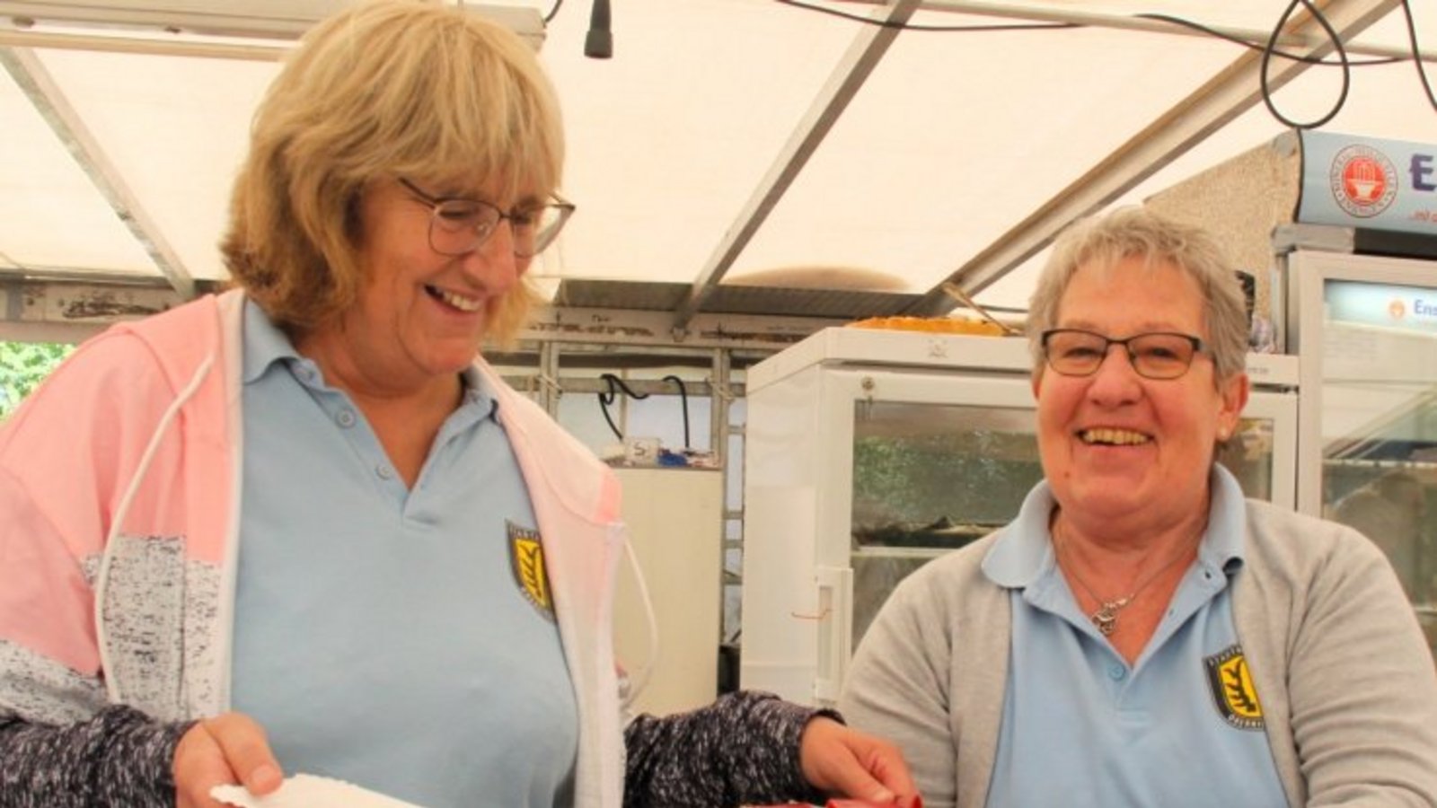 Mehr als 20 Kuchen und Torten hat der Musikverein Stadtkapelle Oberriexingen gebacken, am Ende waren alle weg. Das freut Vorsitzende Susanne Schray (links) und Margret Happl.
