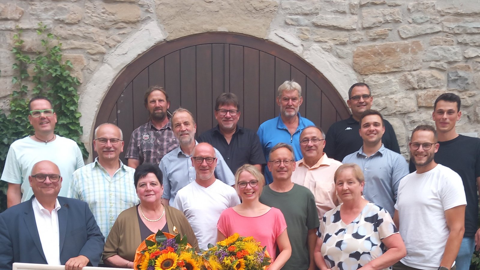Blumen und Kunstdrucke von Walter Strich-Chapell: Bürgermeister Jürgen Scholz (vorne links) und die künftigen Gemeinderäte verabschieden Gertrud Grau und Verena Wörner (Zweite und Dritte von links).  Foto: Glemser