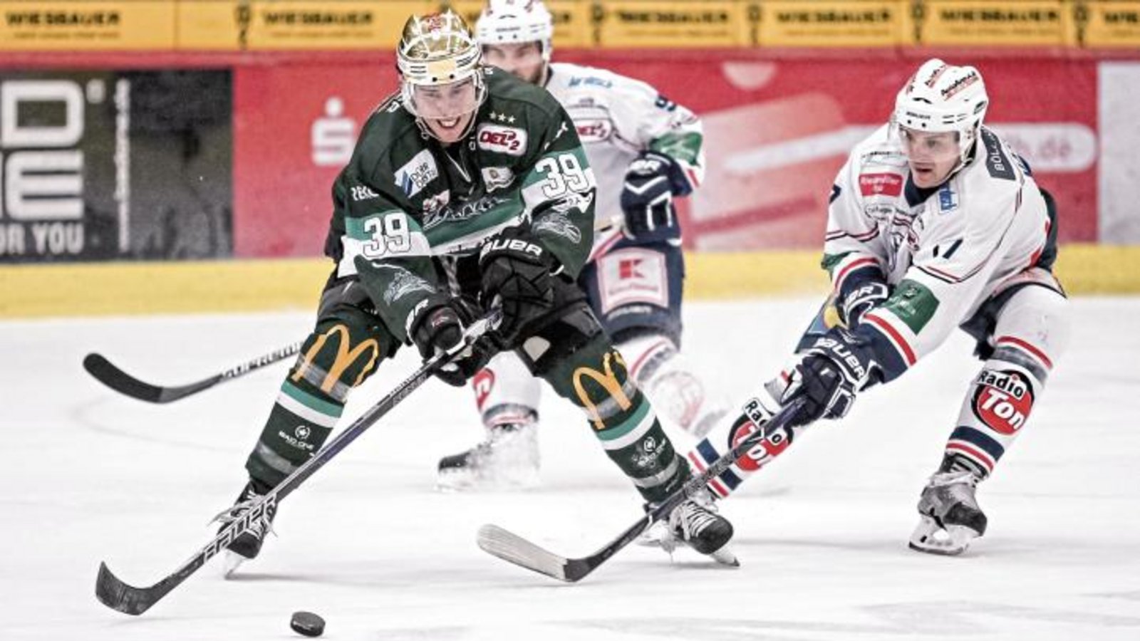 Matt McKnight (links) trifft mit den Bietigheim Steelers im Playoff-Viertelfinale auf Henry Martens (rechts) und die Heilbronner Falken. Foto: Simecek