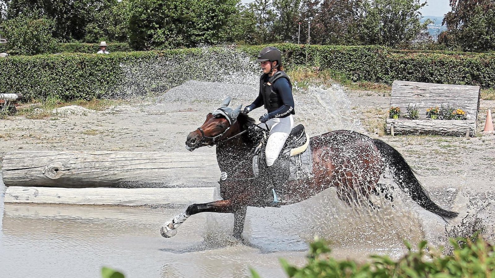 Für Ellen Muff vom gastgebenden RFZV Nussdorf ist es bei den Geländeprüfungen fast perfekt gelaufen. Nur als sie das letzte Mal im Parcours war, kam sie nicht bis ins Ziel. Foto: Küppers Für Ellen Muff vom gastgebenden RFZV Nussdorf ist es bei den Geländeprüfungen fast perfekt gelaufen. Nur als sie das letzte Mal im Parcours war, kam sie nicht bis ins Ziel. Foto: Küppers