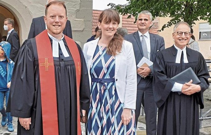 Dekan Reiner Zeyher (rechts) begrüßte Pfarrer Christian Treiber mit seiner Verlobten Birte Krumm im Kreise seiner neuen Kirchengemeinde in Kleinsachsenheim. Auch Bürgermeister Holger Albrich nahm an der feierlichen Investitur teil.  Foto: Glemser