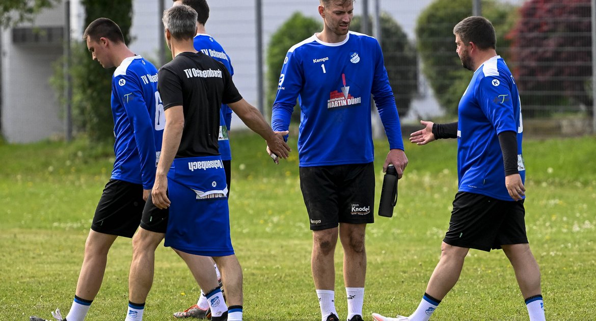 TV Ochsenbach  Faustball, TV Ochsenbach, Schwabenliga, Feldsaison, 2026,  Tobias Knodel (1) klatscht ab. 