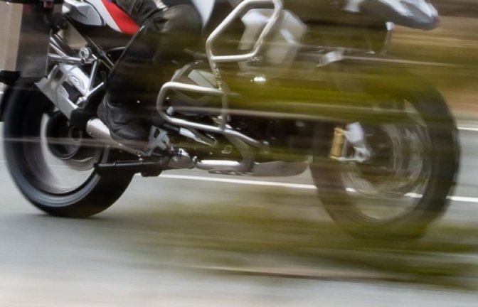 Zwei Motorräder berühren sich bei einem Überholvorgang auf der Landesstraße bei Alfdorf und es kommt zum Sturz (Symbolbild).<span class='image-autor'>Swen Pförtner/dpa</span>