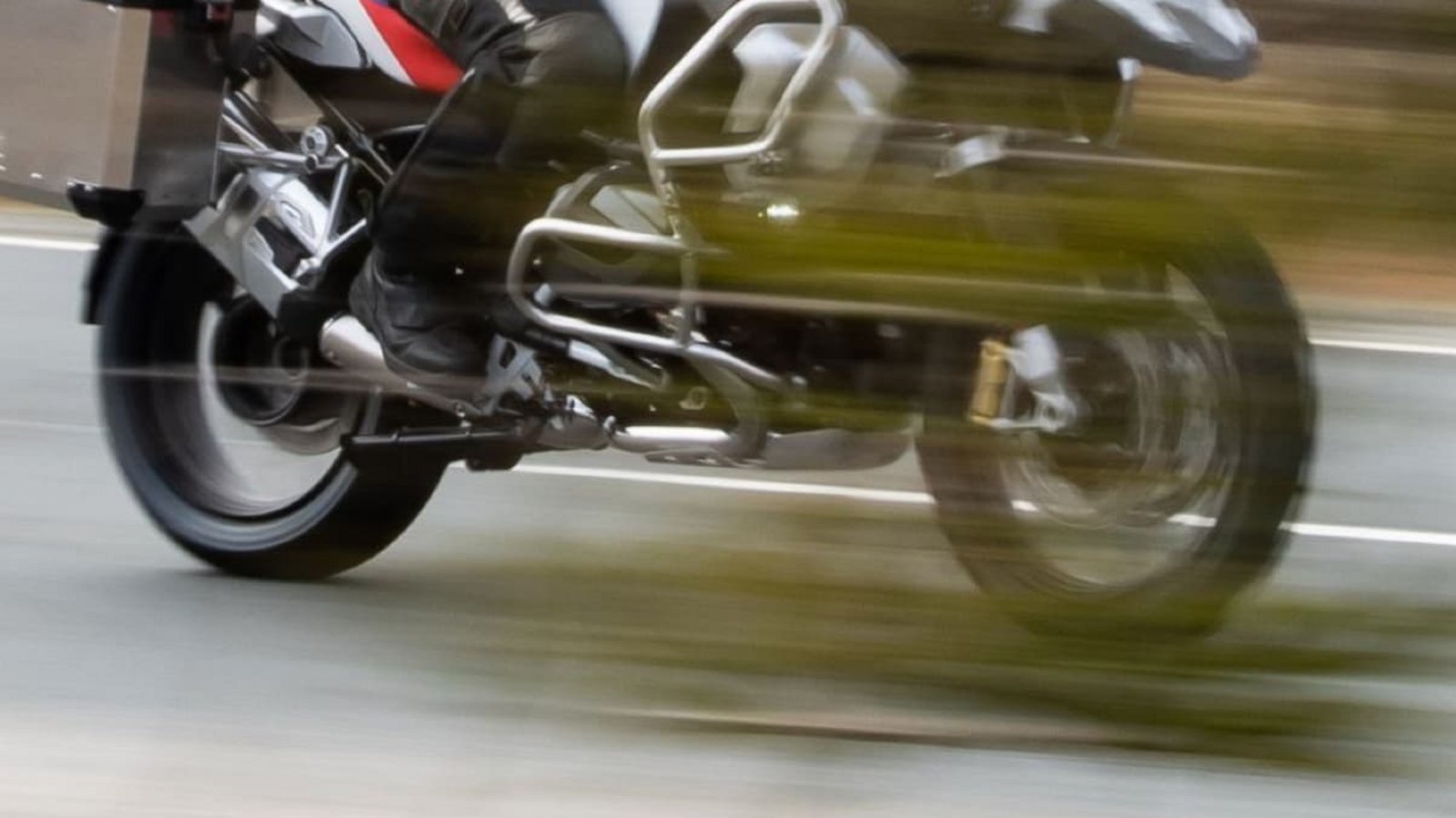 Zwei Motorräder berühren sich bei einem Überholvorgang auf der Landesstraße bei Alfdorf und es kommt zum Sturz (Symbolbild).Swen Pförtner/dpa Zwei Motorräder berühren sich bei einem Überholvorgang auf der Landesstraße bei Alfdorf und es kommt zum Sturz (Symbolbild).Swen Pförtner/dpa
