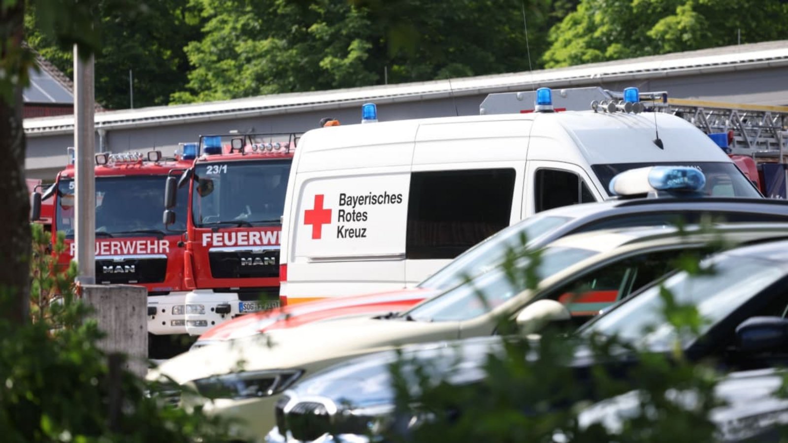 Ein Einsatzfahrzeug vom Bayerischen Roten Kreuz (BRK) steht auf dem Gelände der Feuerwehr, wo Betroffene und Angehörige nach einem Vorfall am Welfen-Gymnasium psychologisch betreut werden.Karl-Josef Hildenbrand/dpa Ein Einsatzfahrzeug vom Bayerischen Roten Kreuz (BRK) steht auf dem Gelände der Feuerwehr, wo Betroffene und Angehörige nach einem Vorfall am Welfen-Gymnasium psychologisch betreut werden.Karl-Josef Hildenbrand/dpa