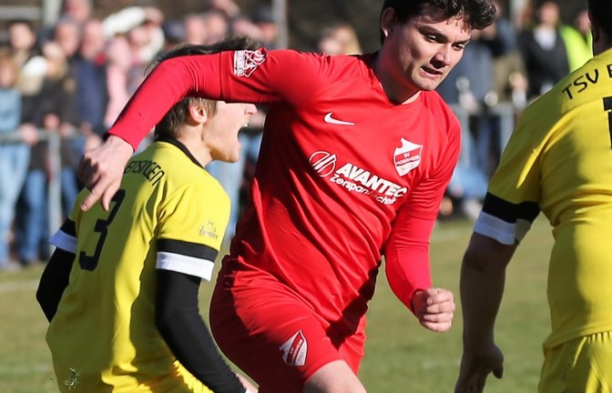 Wie viel Durchsetzungskraft hat Pascal Kohler (Mitte) heute Abend? <span class='image-autor'>Foto: Küppers</span>