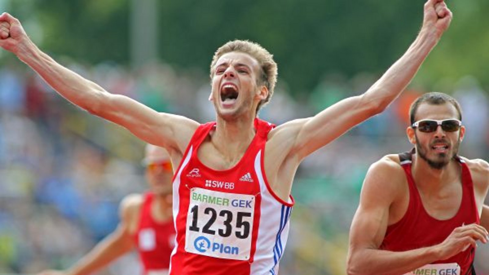 Auf dem Weg zum ersten Gold bei den Erwachsenen: Felix Franz rollt das Feld von hinten auf und wird in Ulm Deutscher Meister. Foto: Görlitz Auf dem Weg zum ersten Gold bei den Erwachsenen: Felix Franz rollt das Feld von hinten auf und wird in Ulm Deutscher Meister. Foto: Görlitz