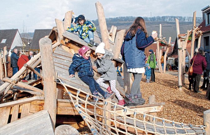 Die Kinder haben bei der Einweihung des neuen Spielplatzes ihren Spaß. Fotos: Stahlfeld