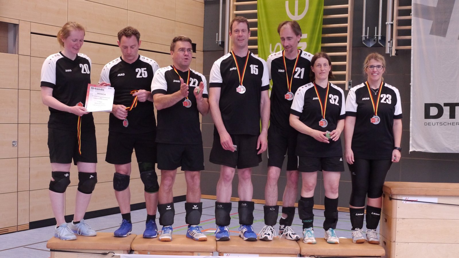 Das Mixed-Team des TSV Enzweihingen gewinnt bei der deutschen Seniorenmeisterschaft im Indiaca die Silbermedaille. Foto: privat