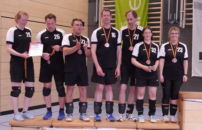 Das Mixed-Team des TSV Enzweihingen gewinnt bei der deutschen Seniorenmeisterschaft im Indiaca die Silbermedaille. <span class='image-autor'>Foto: privat</span>