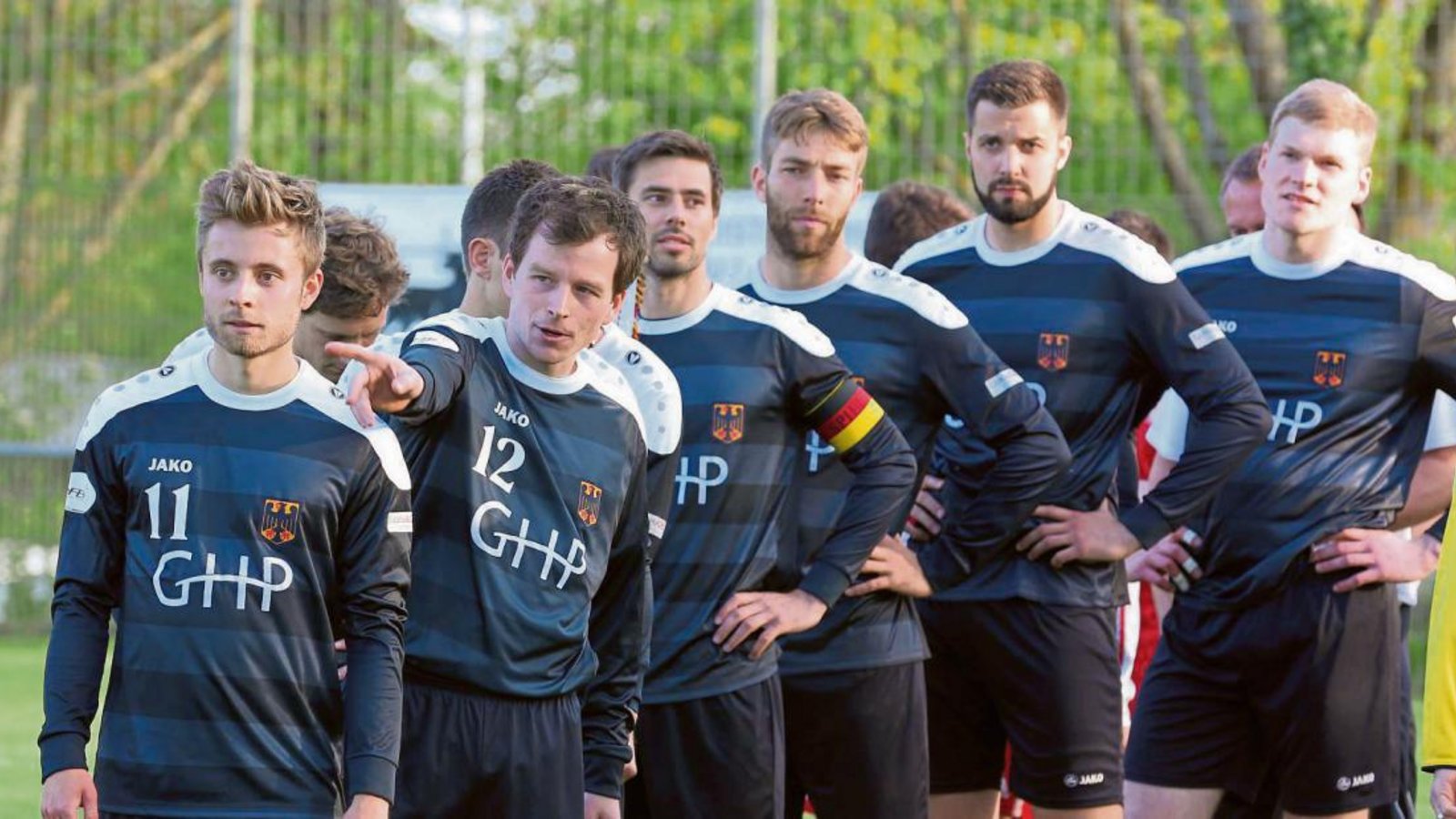 Das Faustball-Nationalteam mit Marco Lochmahr (links unten) und Michael Marx (rechts unten) hat gestern in Vaihingen gewonnen. Fotos: Küppers Das Faustball-Nationalteam mit Marco Lochmahr (links unten) und Michael Marx (rechts unten) hat gestern in Vaihingen gewonnen. Fotos: Küppers