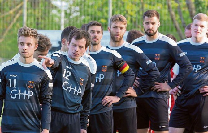 Das Faustball-Nationalteam mit Marco Lochmahr (links unten) und Michael Marx (rechts unten) hat gestern in Vaihingen gewonnen.   Fotos: Küppers