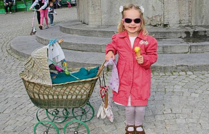 Sophie achtet aufs Styling und den Sonnenschutz fürs Püppchen.  Foto: Rücker