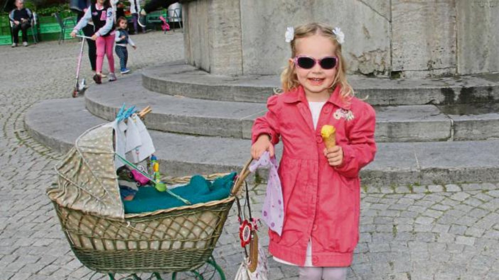 Sophie achtet aufs Styling und den Sonnenschutz fürs Püppchen.  Foto: Rücker