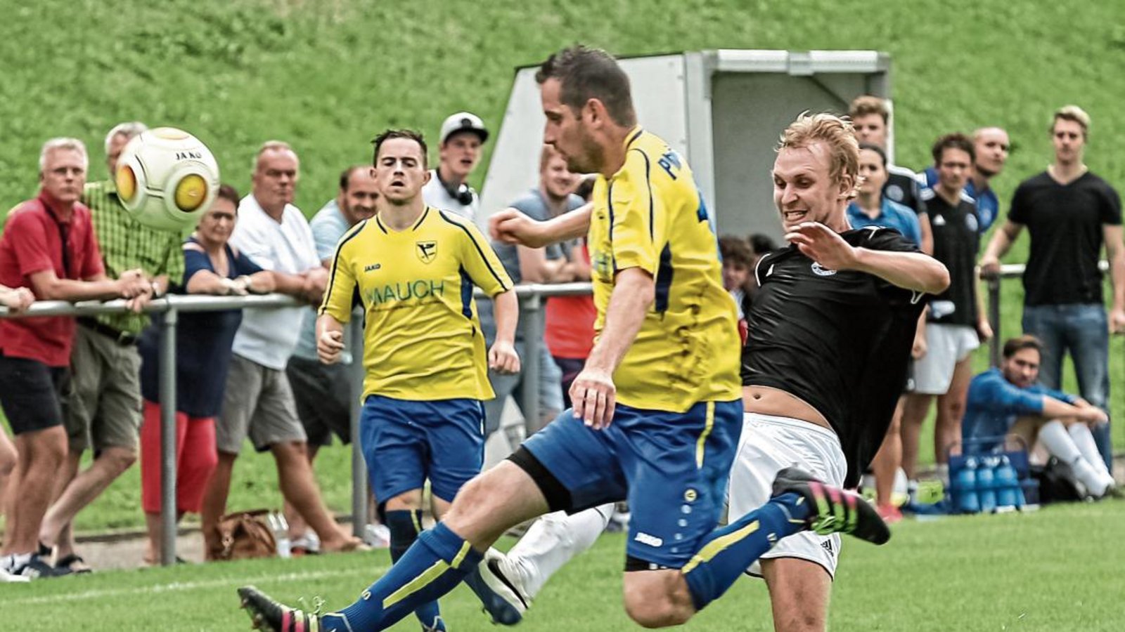 Matthias Stocker (rechts) hat beim 2:0 gegen Lomersheim den Ball am Gegner vorbei gelegt. Gelingt das auch am Sonntag in Erligheim? Foto: Simecek Matthias Stocker (rechts) hat beim 2:0 gegen Lomersheim den Ball am Gegner vorbei gelegt. Gelingt das auch am Sonntag in Erligheim? Foto: Simecek