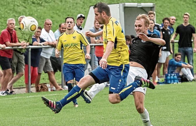 Matthias Stocker (rechts) hat beim 2:0 gegen Lomersheim den Ball am Gegner vorbei gelegt. Gelingt das auch am Sonntag in Erligheim?  Foto: Simecek
