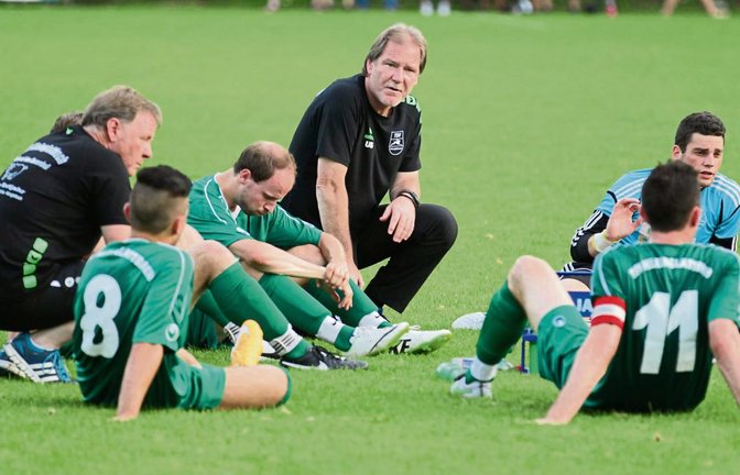 Wilke Stolz und Uwe Schweizer (von links) bei einer Besprechung mit der Mannschaft des TSV Kleinglattbach. Fotos: Nachreiner/Küppers