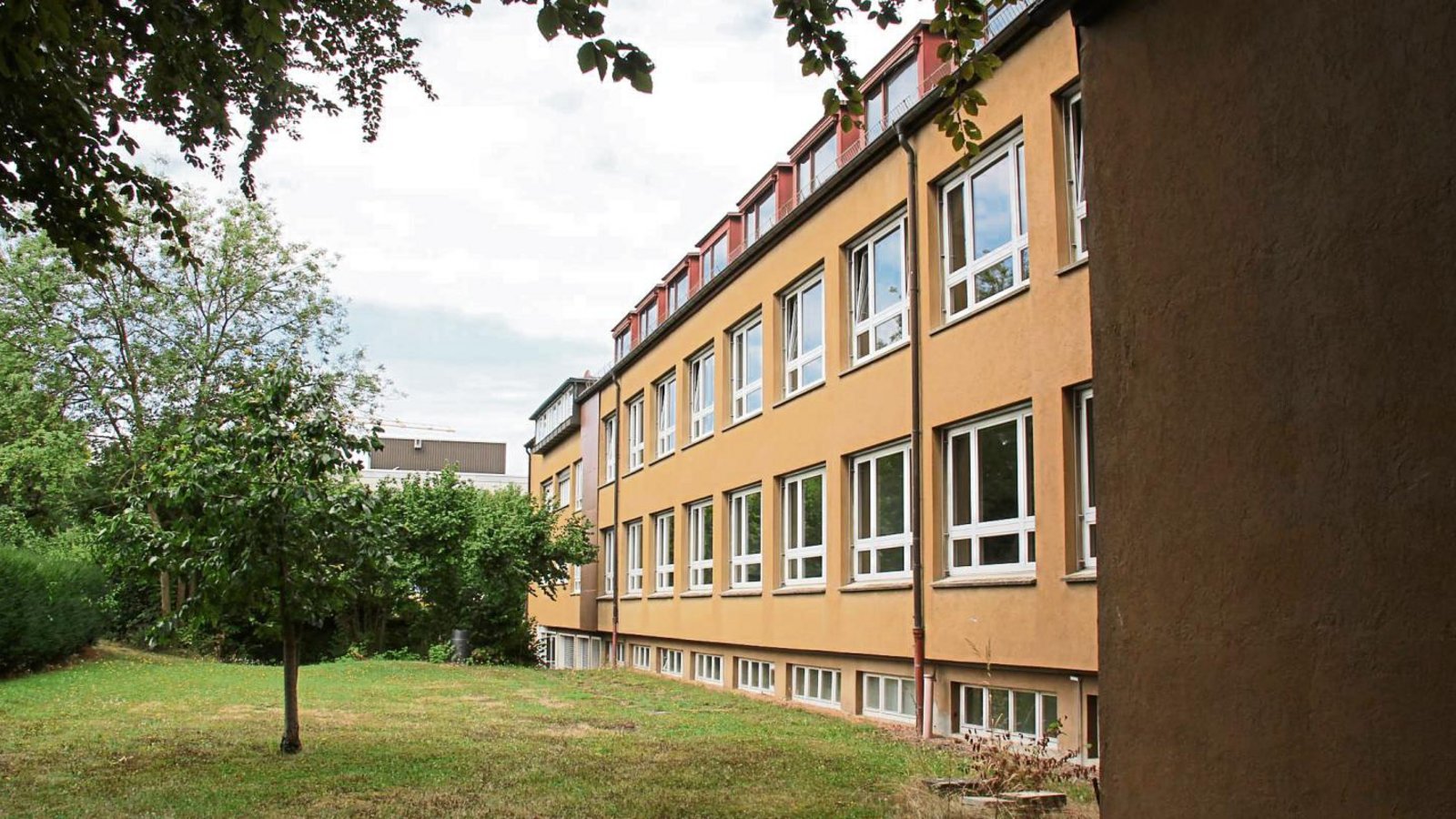 An dieser Stelle des alten Grundschulgebäudes in Illingen soll die Küche angebaut werden. Die Mensa soll im Keller untergebracht werden.  Foto: Elsässer