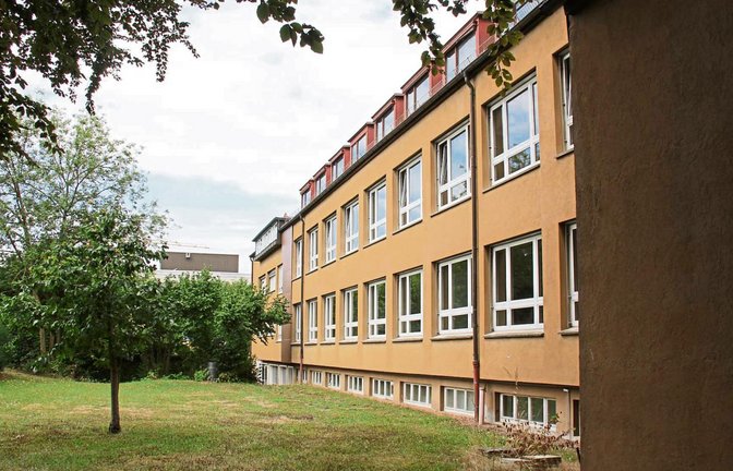 An dieser Stelle des alten Grundschulgebäudes in Illingen soll die Küche angebaut werden. Die Mensa soll im Keller untergebracht werden.  Foto: Elsässer