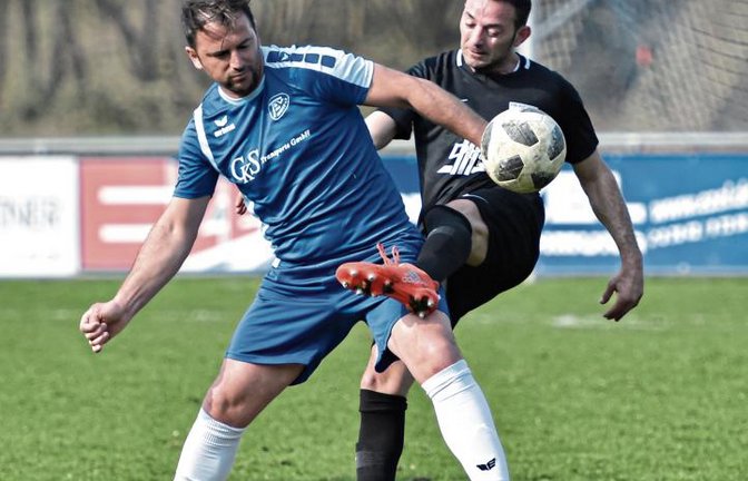 Qendrim Emini (links) ist beim TSV Aurich gemeinsam mit Trainer Hans-Ulrich Rähmer für die Mannschaft verantwortlich. Am Sonntag empfängt er den FV Markgröningen. Foto: Leitner