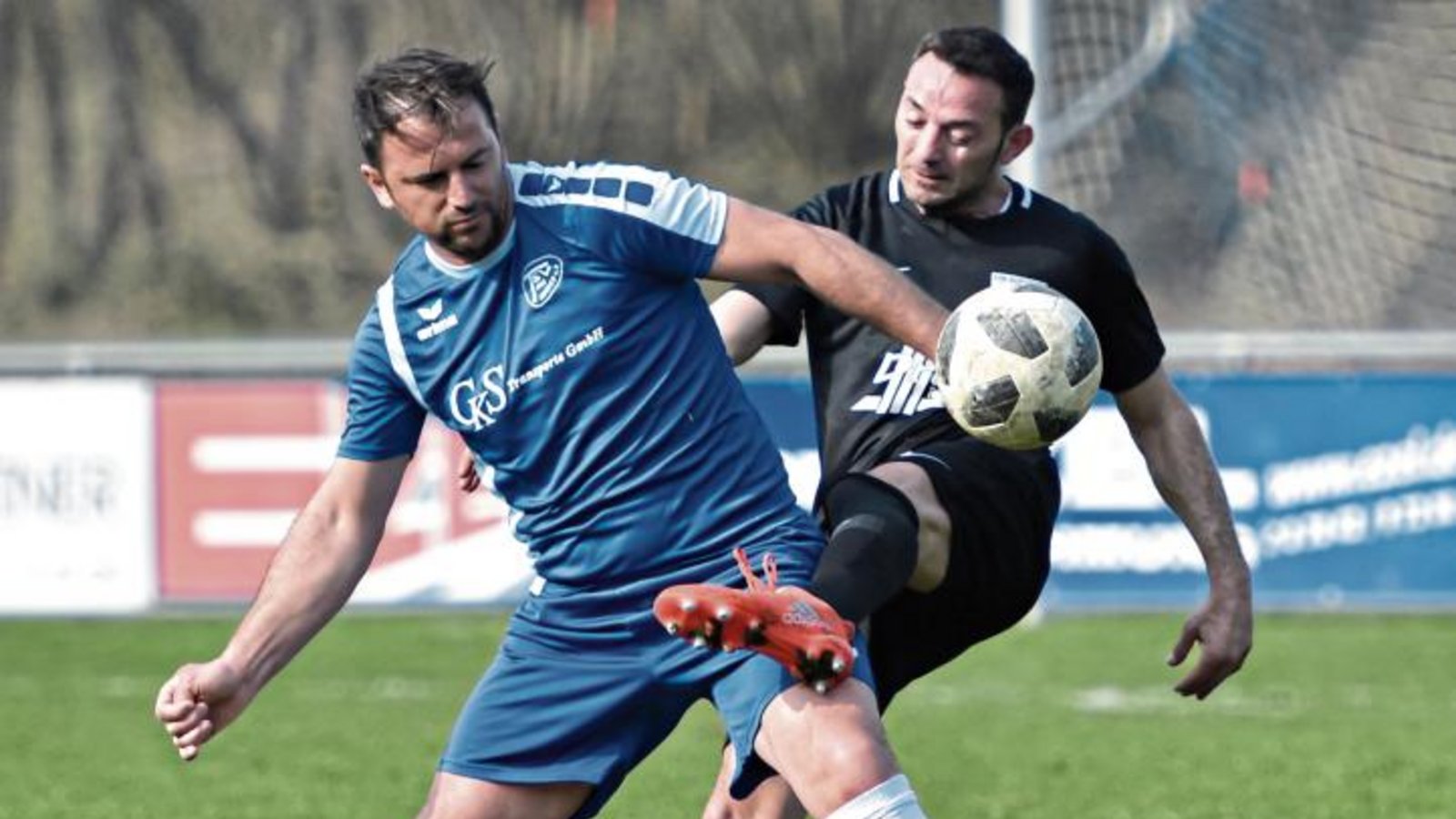 Qendrim Emini (links) ist beim TSV Aurich gemeinsam mit Trainer Hans-Ulrich Rähmer für die Mannschaft verantwortlich. Am Sonntag empfängt er den FV Markgröningen. Foto: Leitner