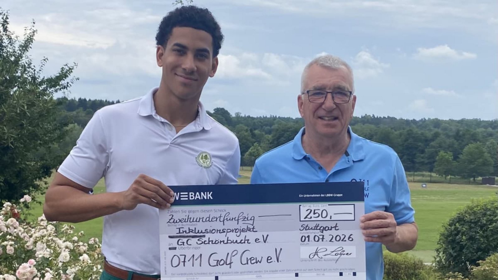 Dave Matanvi (links) vom Golfclub Schönbuch freut sich über den Spendenscheck der 0711 Golf Crew. Rechts Ekkehard Fauth, der Vizepräsident der 0711 Golf Crew.privat