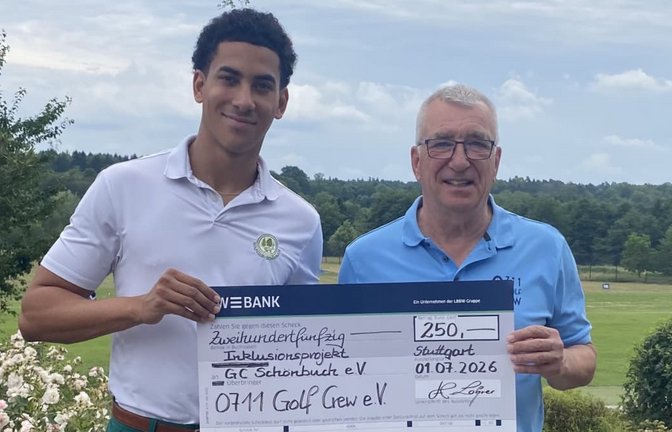 Dave Matanvi (links) vom Golfclub Schönbuch freut sich über den Spendenscheck der 0711 Golf Crew. Rechts Ekkehard Fauth, der Vizepräsident der 0711 Golf Crew.<span class='image-autor'>privat</span>