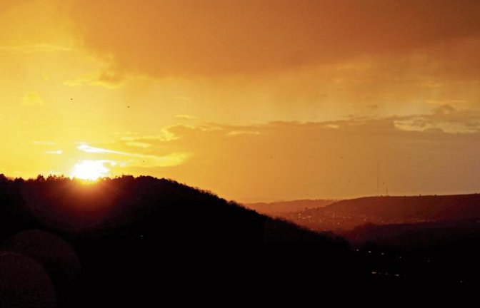 Aus der Ferne schickt der Sender aus Mühlacker abendliche Grüße.  Foto: Götzke
