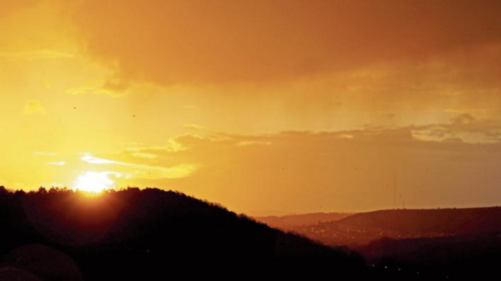 Aus der Ferne schickt der Sender aus Mühlacker abendliche Grüße.  Foto: Götzke
