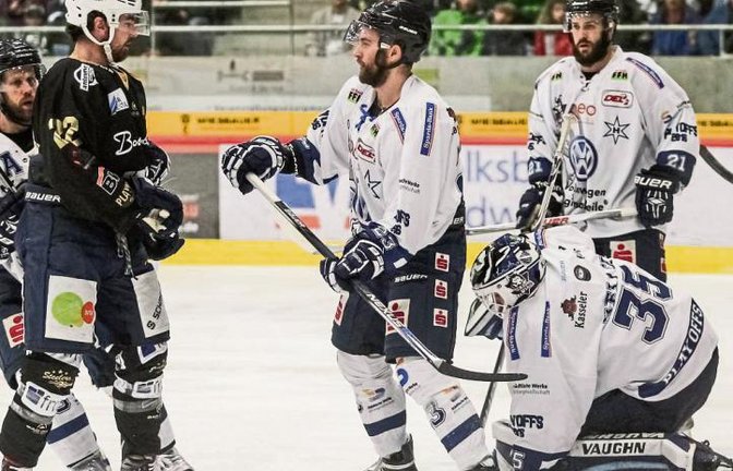 Kassels Goalie Markus Keller (rechts) ist von den Bietigheimern kaum zu überwinden. Hier hat PJ Fenton (links) das Nachsehen. Foto: Simecek