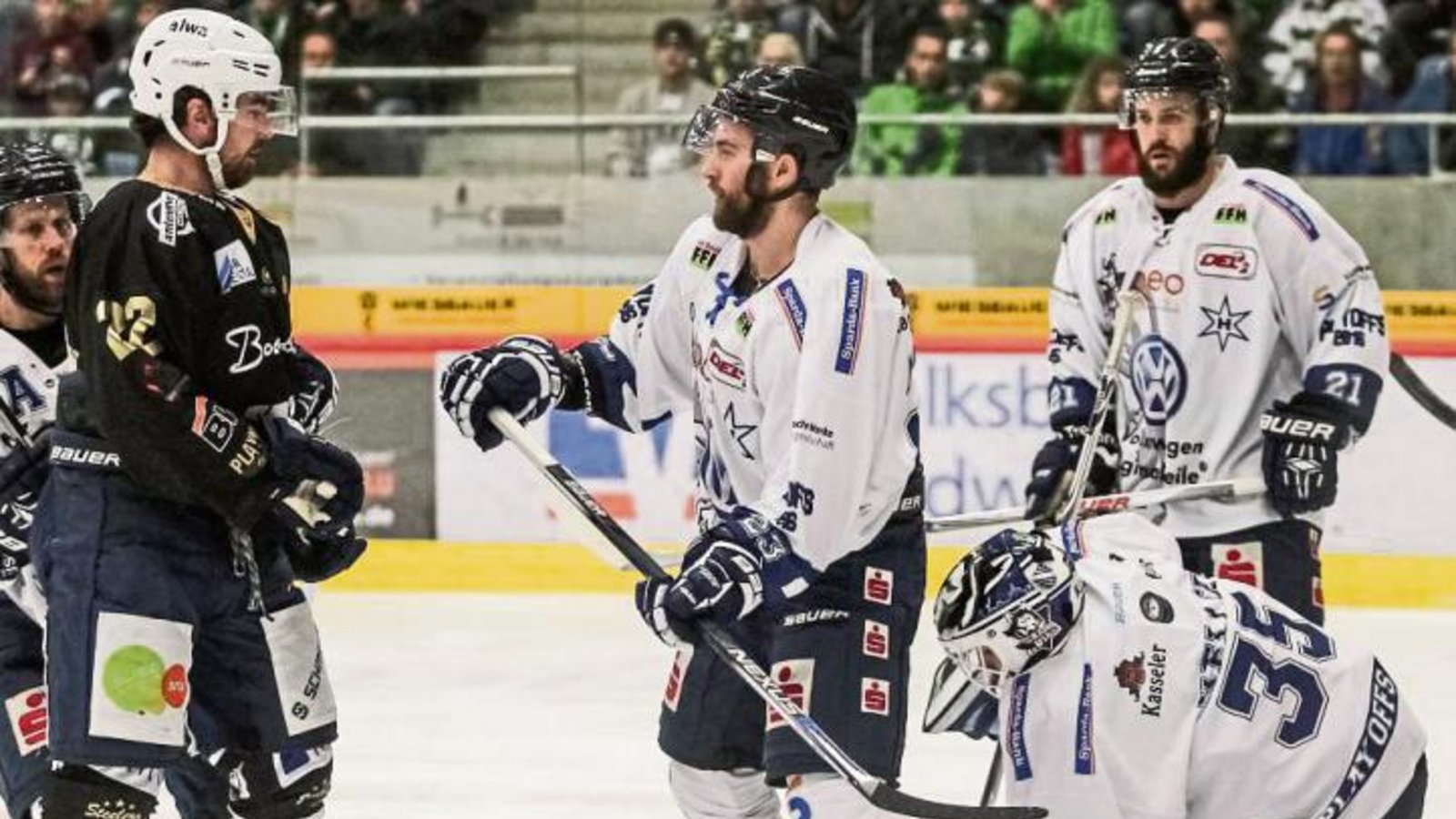 Kassels Goalie Markus Keller (rechts) ist von den Bietigheimern kaum zu überwinden. Hier hat PJ Fenton (links) das Nachsehen. Foto: Simecek