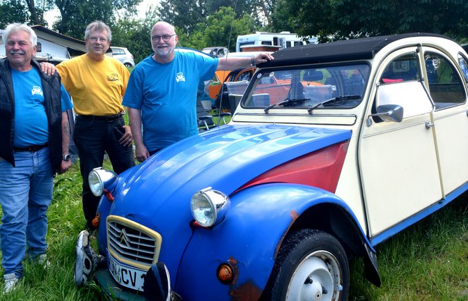 Treffen guter Freunde (von links): Bernd Abel, Peter Sorg und Ralf Kripzak sind passionierte Entenfahrer.  <span class='image-autor'>Fotos: Stahlfeld</span>