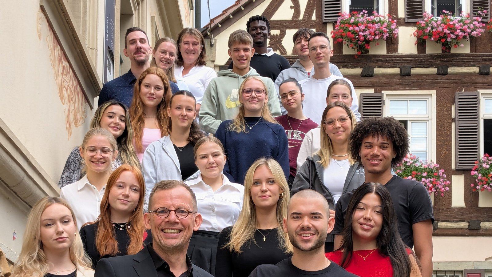 Oberbürgermeister Uwe Skrzypek  begrüßt die neuen Auszubildenden. Foto: pv