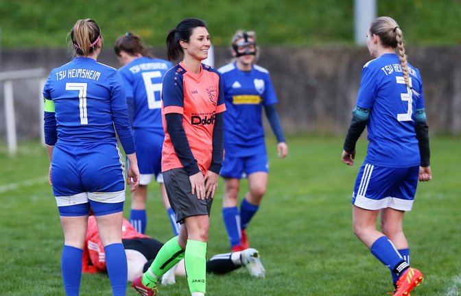 Tanja Arnold (Mitte) von der SGM Roßwag/Großglattbach freut sich über ihren zweiten Treffer zum zwischenzeitlichen 3:0. <span class='image-autor'>Foto: Küppers</span>