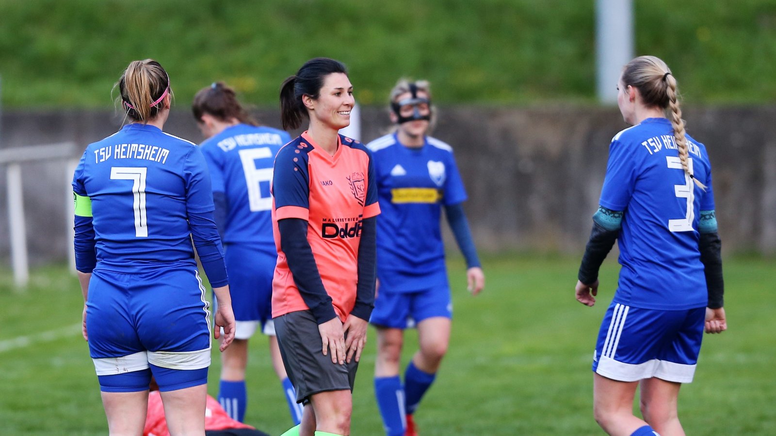 Tanja Arnold (Mitte) von der SGM Roßwag/Großglattbach freut sich über ihren zweiten Treffer zum zwischenzeitlichen 3:0. Foto: Küppers