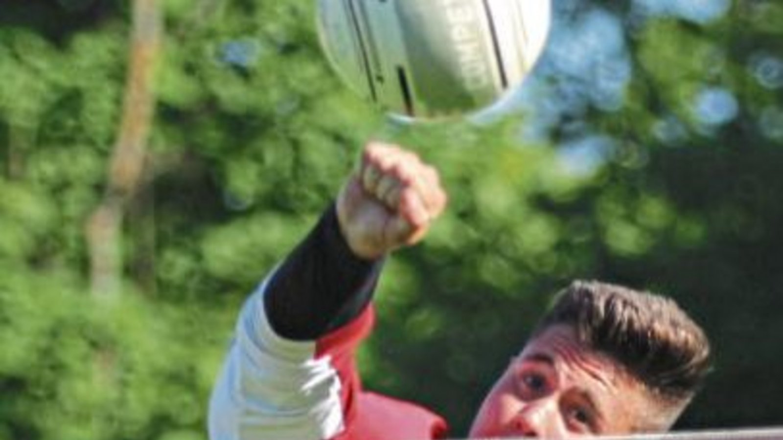Weil sich Tobias Knodel und Jakob Mahn verletzt haben, liegt die Verantwortung im Schlag bei den Faustballern des TV Vaihingen auf den Schultern von Michael Knodel. Foto: Nachreiner Weil sich Tobias Knodel und Jakob Mahn verletzt haben, liegt die Verantwortung im Schlag bei den Faustballern des TV Vaihingen auf den Schultern von Michael Knodel. Foto: Nachreiner
