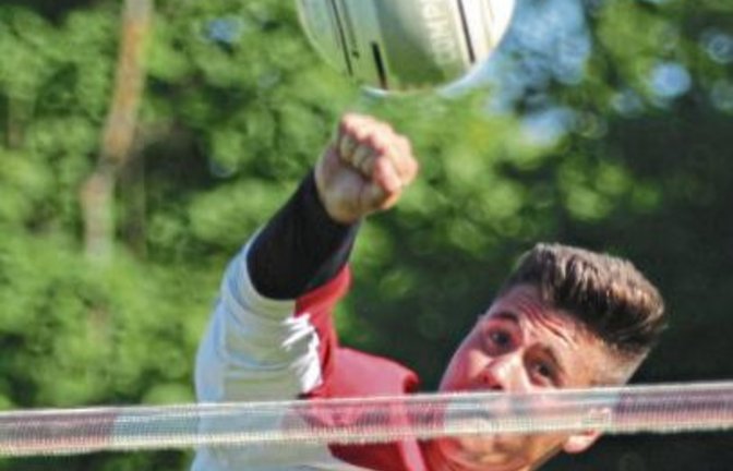 Weil sich Tobias Knodel und Jakob Mahn verletzt haben, liegt die Verantwortung im Schlag bei den Faustballern des TV Vaihingen auf den Schultern von Michael Knodel. Foto: Nachreiner