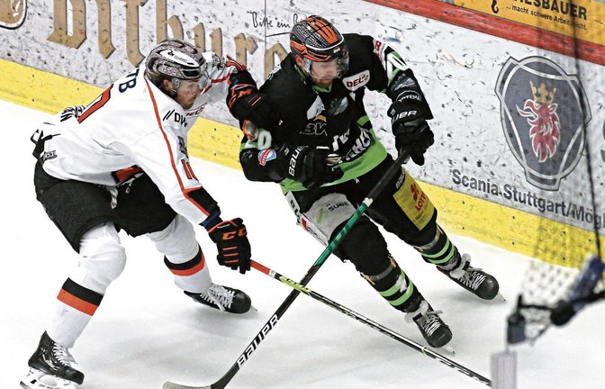 Yannick Wenzel (rechts) feierte einen perfekten Wiedereinstieg nach auskuriertem Fingerbruch: Er erzielte in Duell eins der Serie die 1:0-Führung für die Bietigheim Steelers. Foto: Baumann