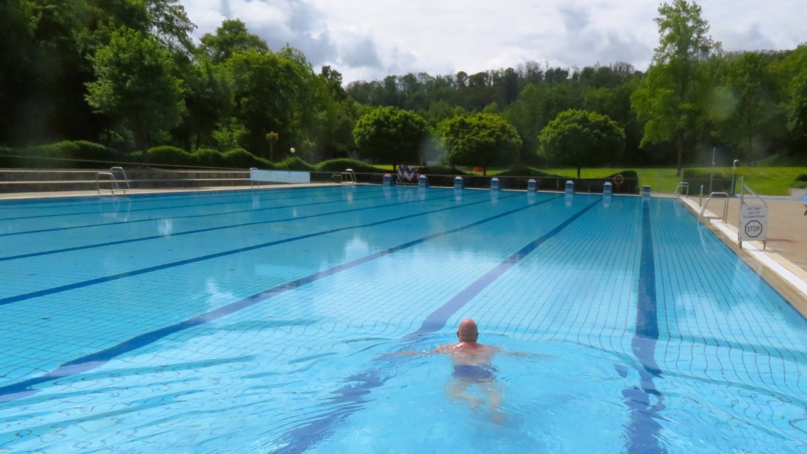 Die Vaihinger Freibadsaison ist eröffnet. 25,5 Grad im Schwimmerbecken. Das lässt sich aushalten. Foto: Arning Die Vaihinger Freibadsaison ist eröffnet. 25,5 Grad im Schwimmerbecken. Das lässt sich aushalten. Foto: Arning