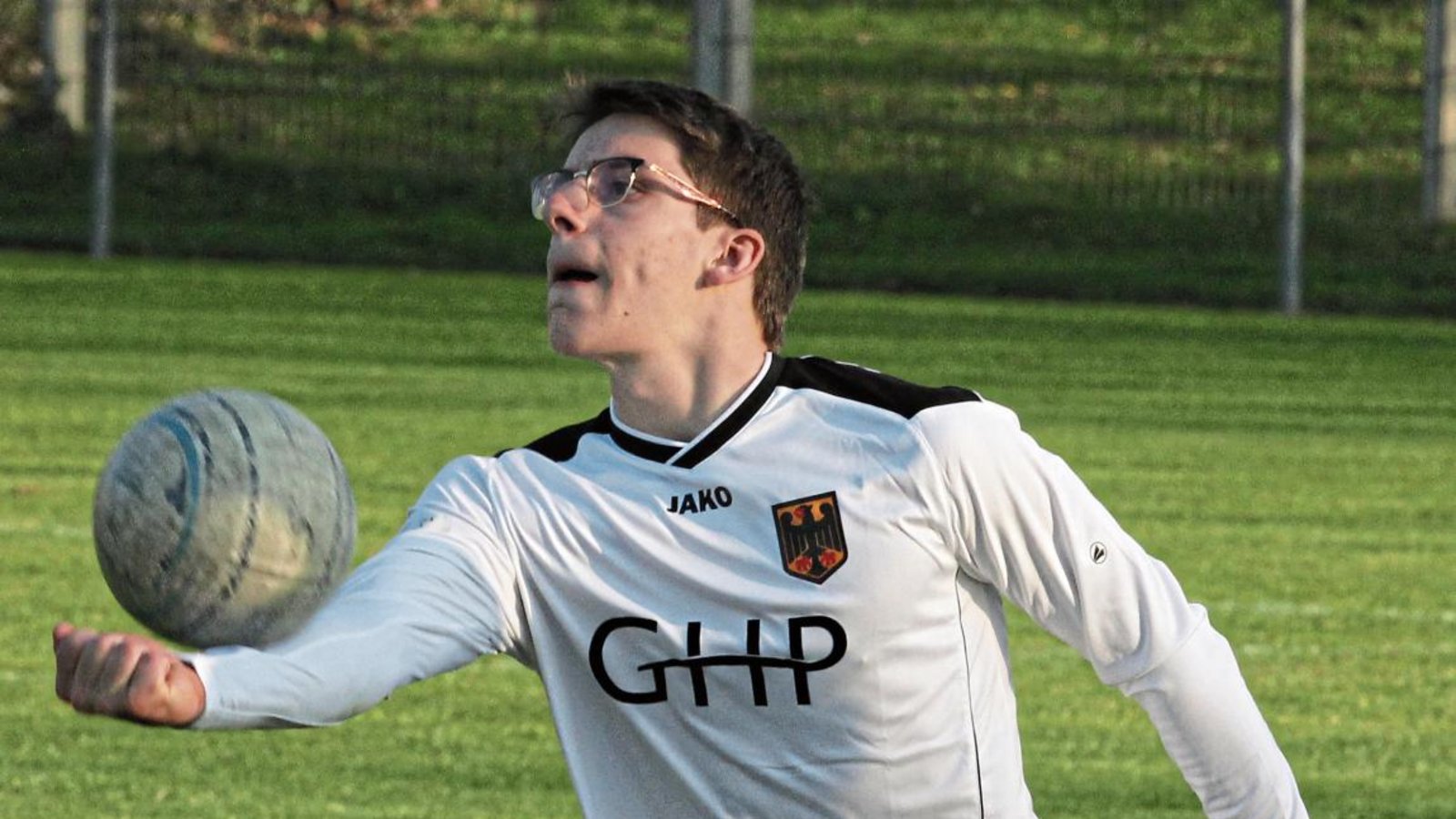 Mit Jakob Kilpper vom TV Vaihingen (oben) sowie den beiden Aurichern Jaro Jungclaussen vom TV Schweinfurt-Oberndorf (unten von links) und Johannes Jungclaussen vom TSV Pfungstadt kämpfen drei Vaihinger bei der U-21-EM um Gold. Fotos: Archiv/Küppers (1), Archiv/Nachreiner (2)