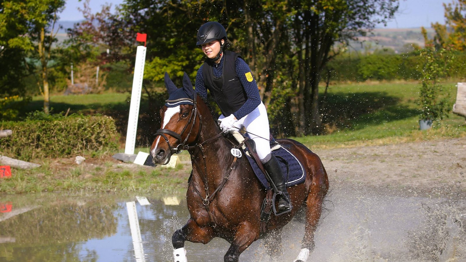 Für Matilda Bossert und Miss Dolly geht es zwischen hoch aufspritzendem Wasser direkt zu Platz drei im Stil-Geländeritt der Klasse E. Fotos: Küppers Für Matilda Bossert und Miss Dolly geht es zwischen hoch aufspritzendem Wasser direkt zu Platz drei im Stil-Geländeritt der Klasse E. Fotos: Küppers