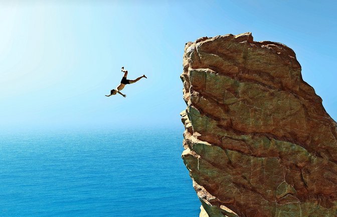 Waghalsiger Sprung in die Tiefe: Wird schon gut gehen, denkt sich der Optimist.<span class='image-autor'>Foto: AdobeStock/Orlando Florin Rosu</span>